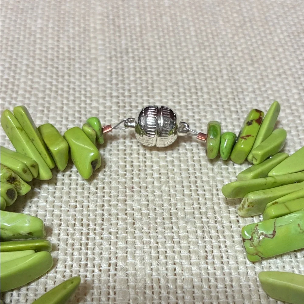 Green apple turquoise teeth gemstone magnetic clasp bracelet - Picture 5 of 8